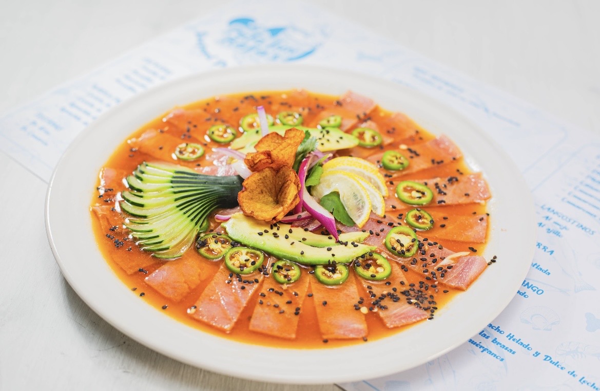 Tiradito de atún con serrano y ajonjolí
